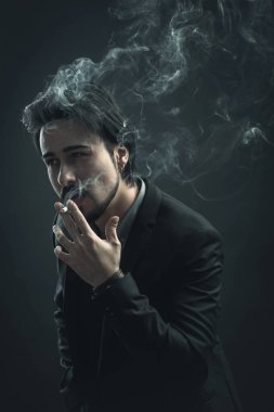 Bir sigara şık genç adam