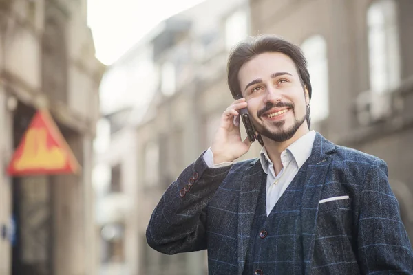 Obchodní muž mluví o jeho telefonu, anglický styl — Stock fotografie