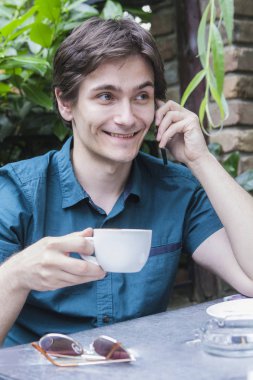 Kahve molası sırasında telefon konuşma