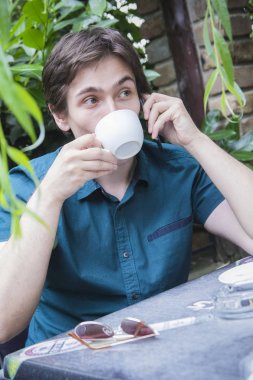 Kahve molası sırasında telefon konuşma