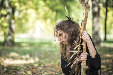Şaman kabile kadın döküm ritüel büyü doğada