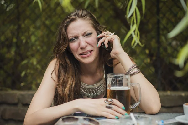 Kvinnan att bryta upp över hennes mobiltelefon — Stockfoto