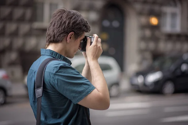 拍摄街头照片的年轻摄影师 — 图库照片