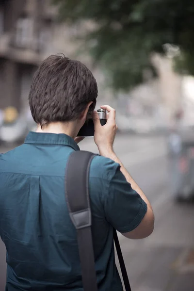 Junger Fotograf macht Straßenfotos — Stockfoto