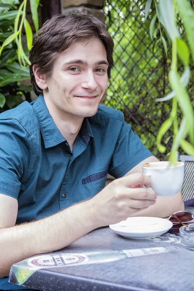 Lässige Kaffeepause für einen jungen Mann — Stockfoto