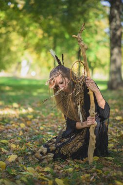 Şaman kabile kadın döküm ritüel büyü doğada
