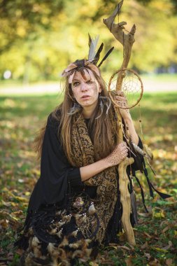 Şaman kabile kadın döküm ritüel büyü doğada