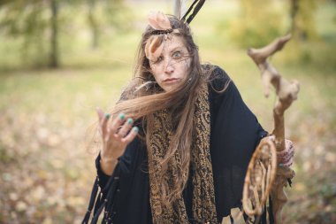 Şaman kabile kadın döküm ritüel büyü doğada