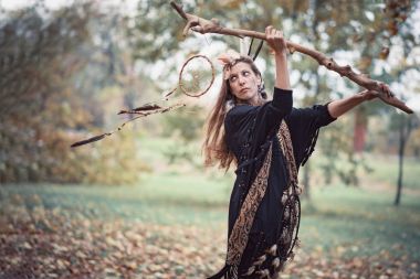 Şaman kabile kadın döküm ritüel büyü doğada