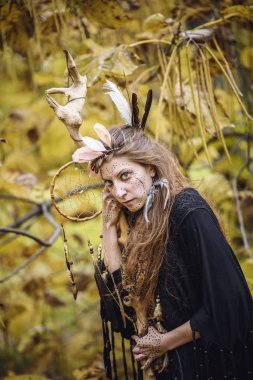 Şaman kabile kadın döküm ritüel büyü doğada