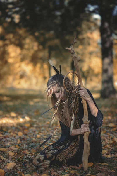 Szaman Kobieta w stroju plemiennym odlewania magiczny rytuał w przyrodzie — Zdjęcie stockowe