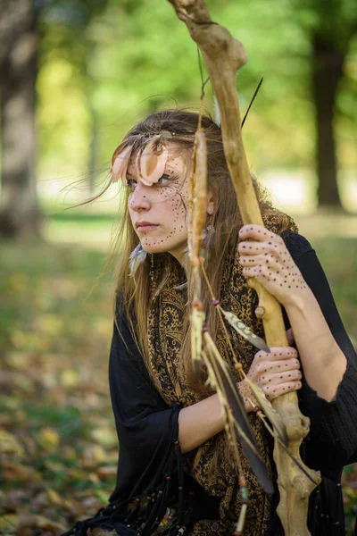 Szaman Kobieta w stroju plemiennym odlewania magiczny rytuał w przyrodzie — Zdjęcie stockowe