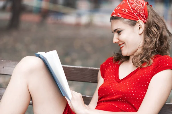 Жінка насолоджується книгою в парку, вінтажний стиль — стокове фото
