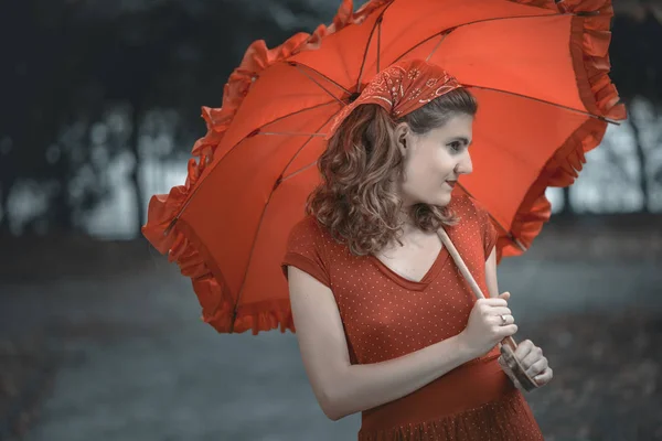 Día lluvioso y una chica roja vintage — Foto de Stock