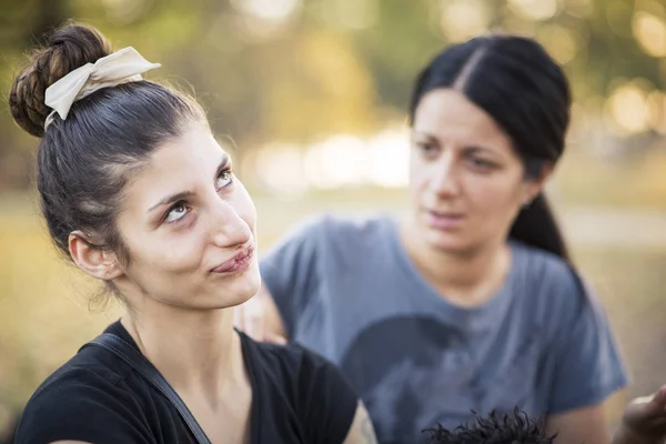 Två kvinnor som har en relation problem — Stockfoto