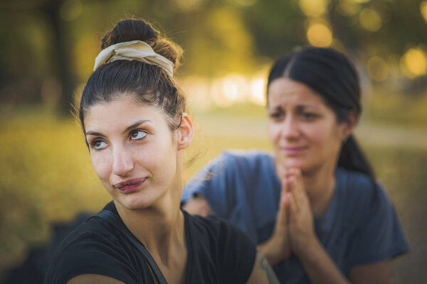 Две женщины, имеющие проблемы в отношениях
