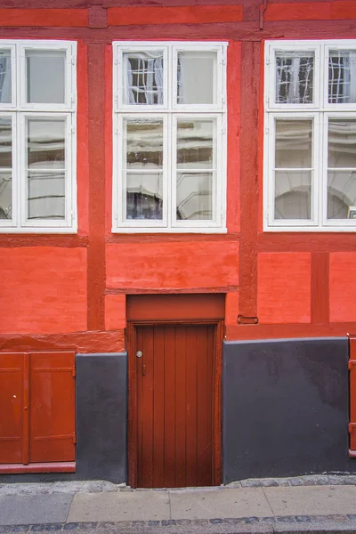 Leuchtend rote Wand, Tür und Fenster — Stockfoto