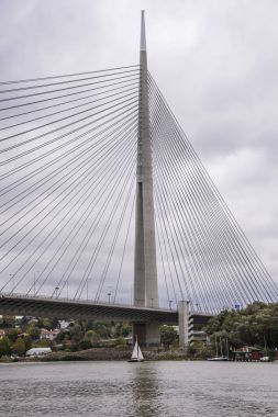 Ada üzerinde - çoğu na köprü adı