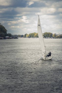 Belgrad'da Sava nehrinde yelken tekne feribot