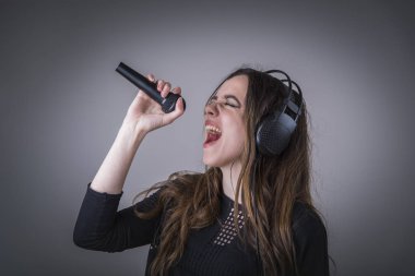 Sevimli kadın şarkı karaoke
