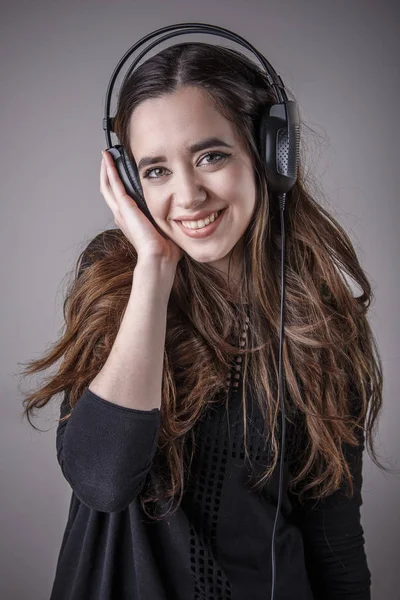 Shes listening to her favorite music — Stock Photo, Image