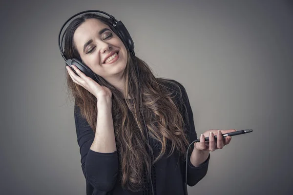 Shes listening to her favorite music — Stock Photo, Image