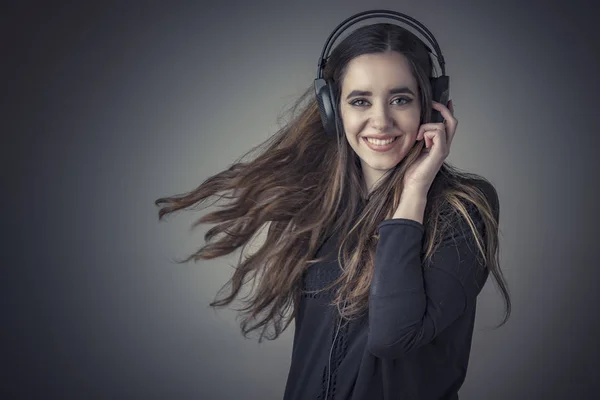 Shes listening to her favorite music — Stock Photo, Image