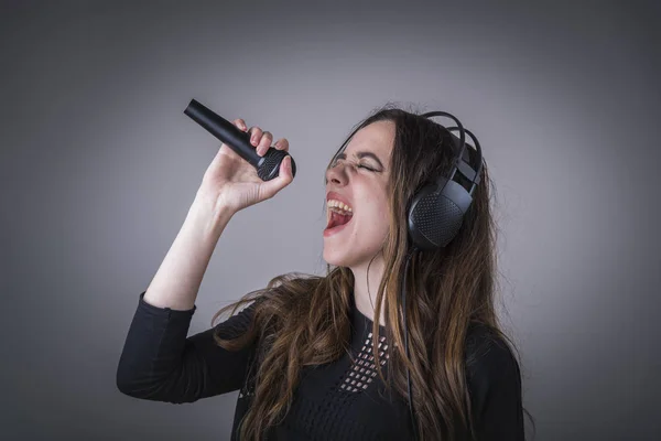 Sevimli kadın şarkı karaoke — Stok fotoğraf