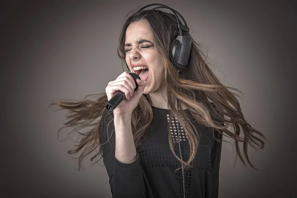 Mulher bonito cantando karaoke — Fotografia de Stock