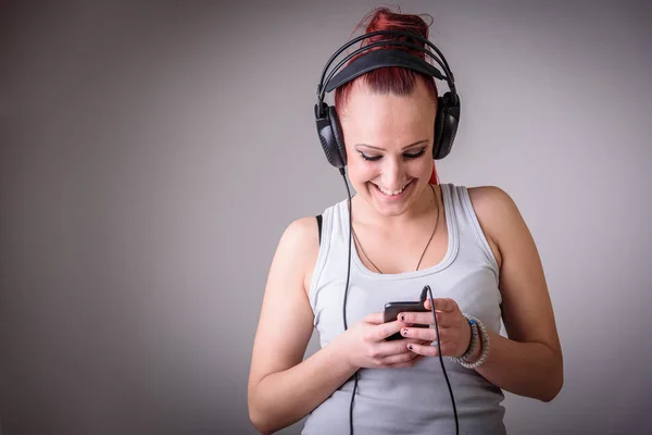 Jovem desportiva dançando à música — Fotografia de Stock