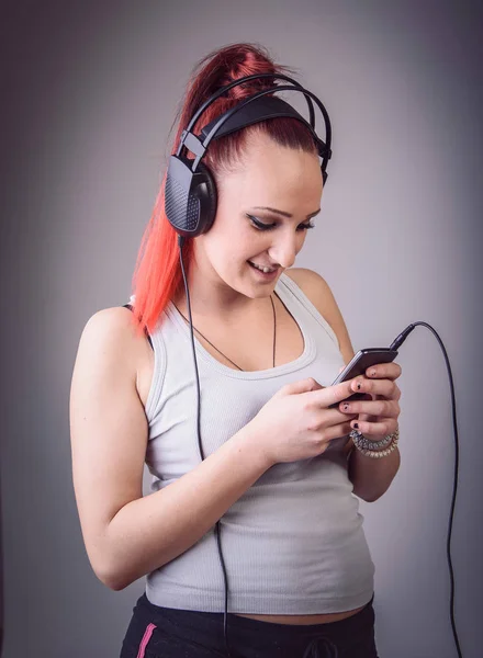 Jovem desportiva dançando à música — Fotografia de Stock