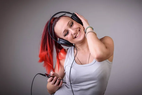 Sporty young woman dancing to music — Stock Photo, Image