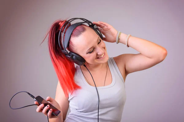 Jovem desportiva dançando à música — Fotografia de Stock