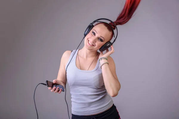 Sporty young woman dancing to music — Stock Photo, Image