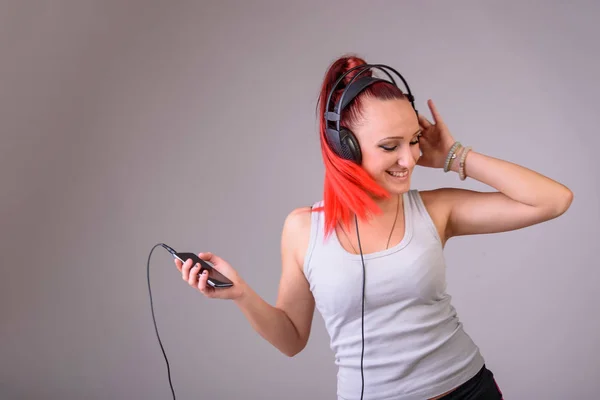 Jovem desportiva dançando à música — Fotografia de Stock