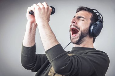 Karaoke şarkı ve boyunca dans