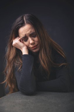 Üzgün ve depresyonda genç kadın