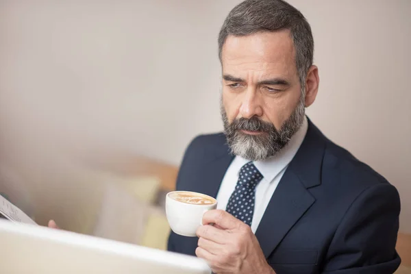 Senior Mogen Affärsman Som Har Kaffe Ett Kafé Och Arbetar — Stockfoto