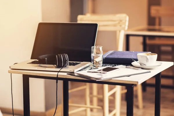 Hörlurar Laptop Tangentbord Musikarrangör Inställning Varm Gul Ton — Stockfoto