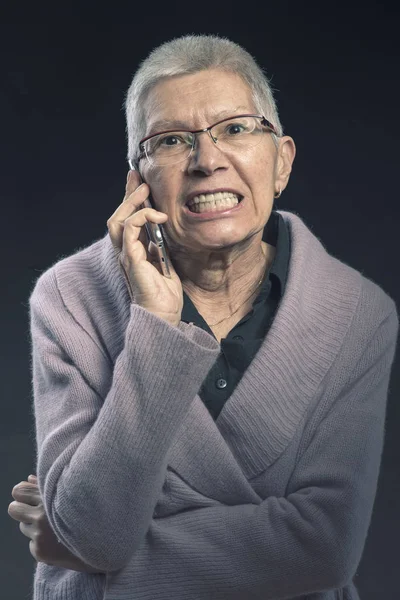 Εξοργισμένη Ηλικιωμένη Γυναίκα Θυμωμένη Ένα Άτομο Που Μιλάει Στο Κινητό — Φωτογραφία Αρχείου