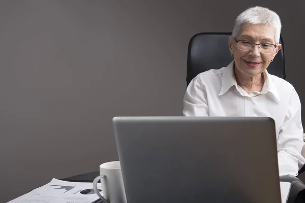 Tevreden Senior Business Vrouw Het Lezen Van Wat Nieuws Haar — Stockfoto