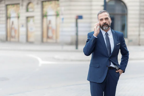 Alkalmi Felső Üzletember Sétáló Utcában Beszél Mobiltelefonján Városi Szabadtéri Terület — Stock Fotó