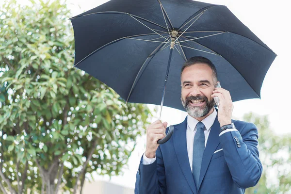 Affärsman Regnig Dag Chatta Med Kollega Och Innehar Ett Paraply — Stockfoto