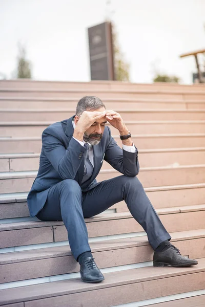 นักธุรกิจอาวุโสซึมเศร้า — ภาพถ่ายสต็อก
