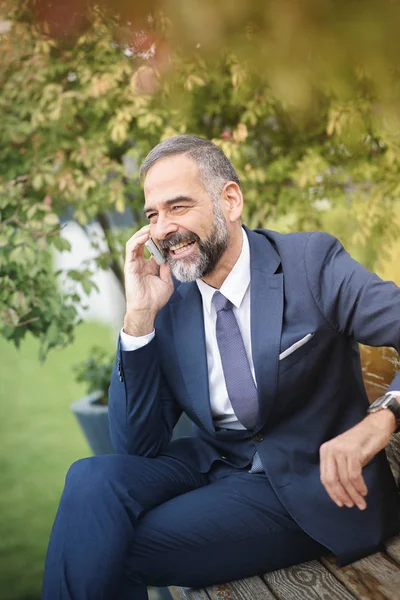 Empresario disfrutando de un hermoso día en el parque —  Fotos de Stock