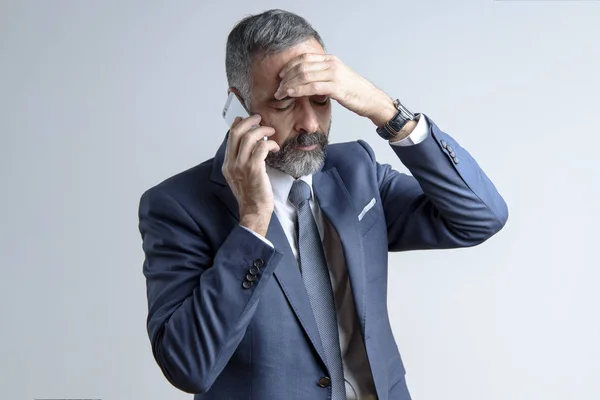 Notícias estressantes para um homem de negócios sênior — Fotografia de Stock