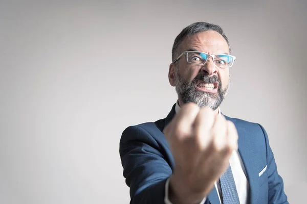 Fysieke bedreiging op het werk, baas houden een vuist — Stockfoto