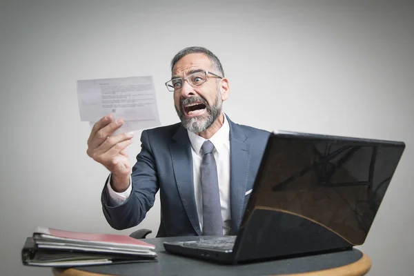 Enorme cantidad de dinero para pagar las facturas, enorme deuda — Foto de Stock