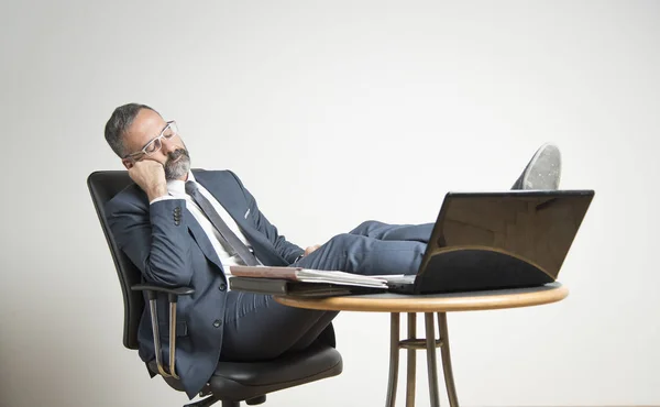 Senior zakenman gedaald in slaap op het werk — Stockfoto