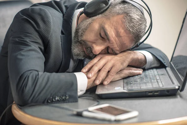 Homem Negócios Sênior Adormeceu Com Hipnose Auto Ajuda Livro Áudio Imagem De Stock